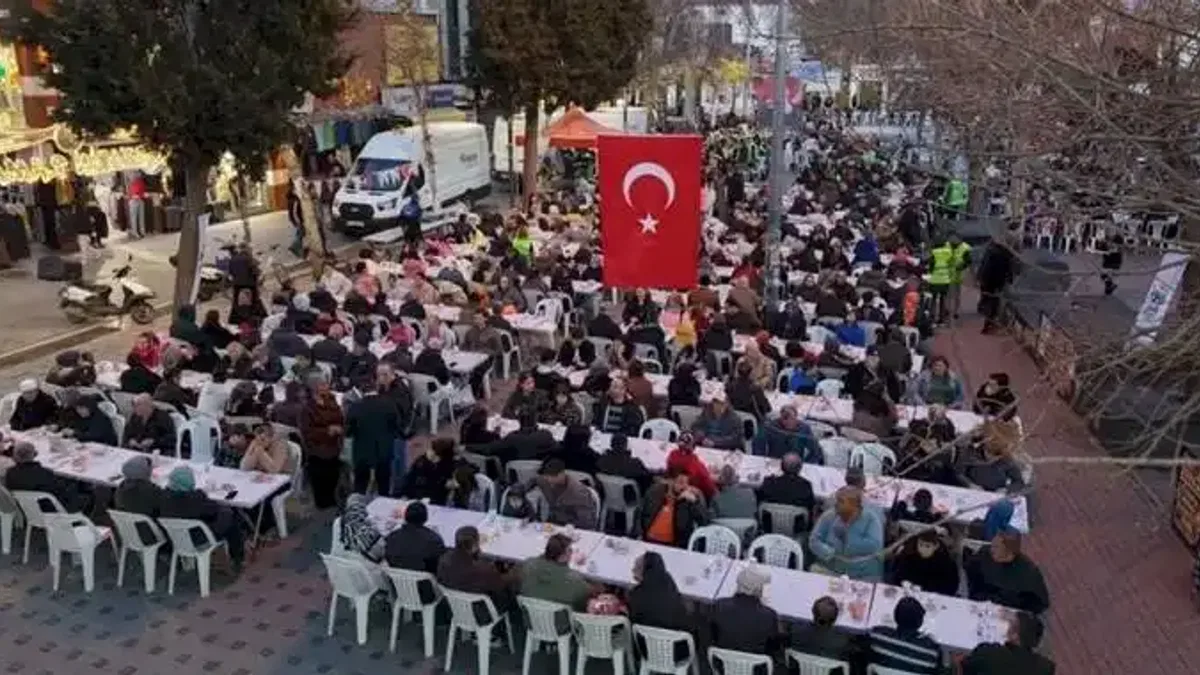 İzmir Çiğli’de Kadir Gecesi’nde binler aynı sofrada buluştu