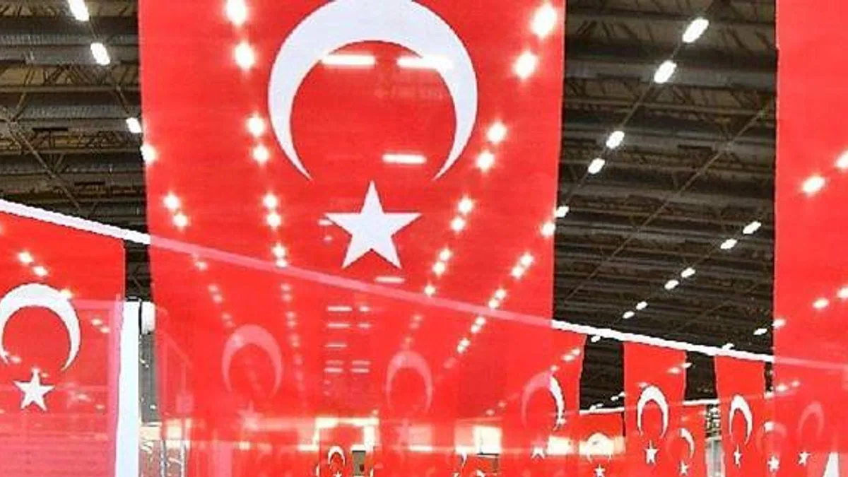 35 bin metrekare Türk bayraklarıyla donatıldı