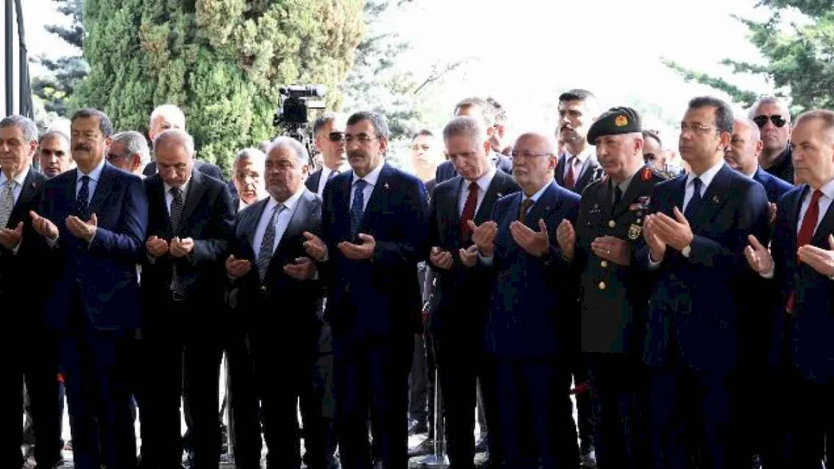 İmamoğlu Turgut Özal’ı anma törenine katıldı
