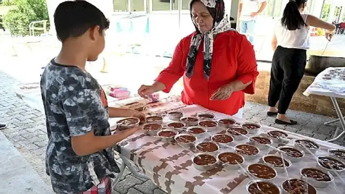 Çamyuva'da vatandaşlara aşure ikramı