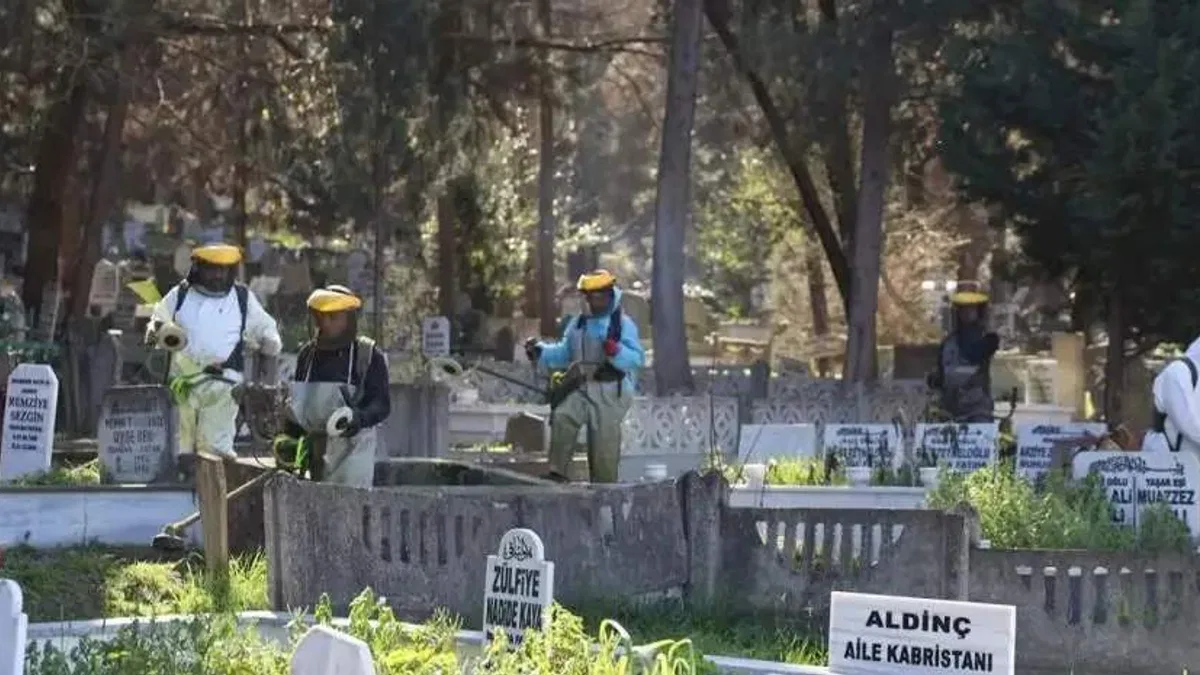 Sakarya'nın 16 ilçesindeki mezarlıklar bayrama hazırlanıyor