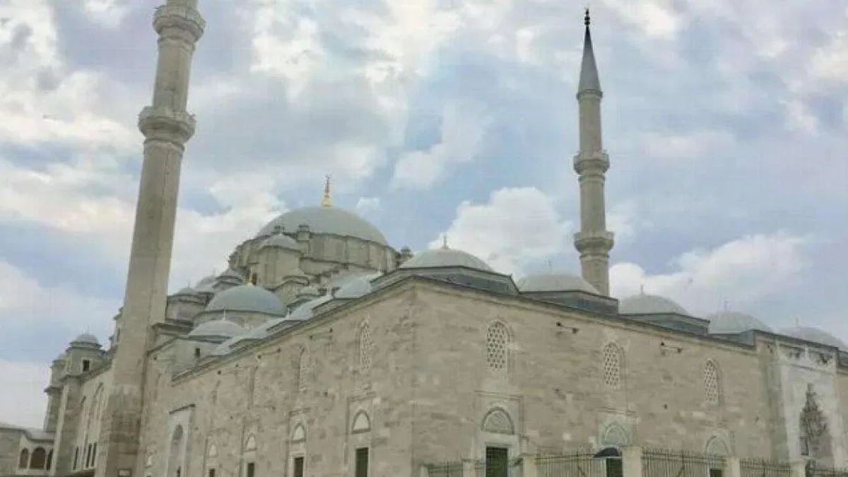 Fatih Camii'nde provokatif saldırı!