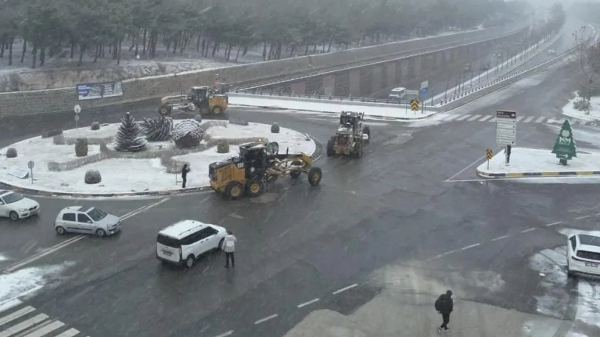 Gaziantep’te karla mücadeleye tüm hızıyla devam