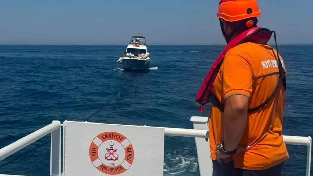Marmara Adası açıklarında arızalanan tekne kurtarıldı