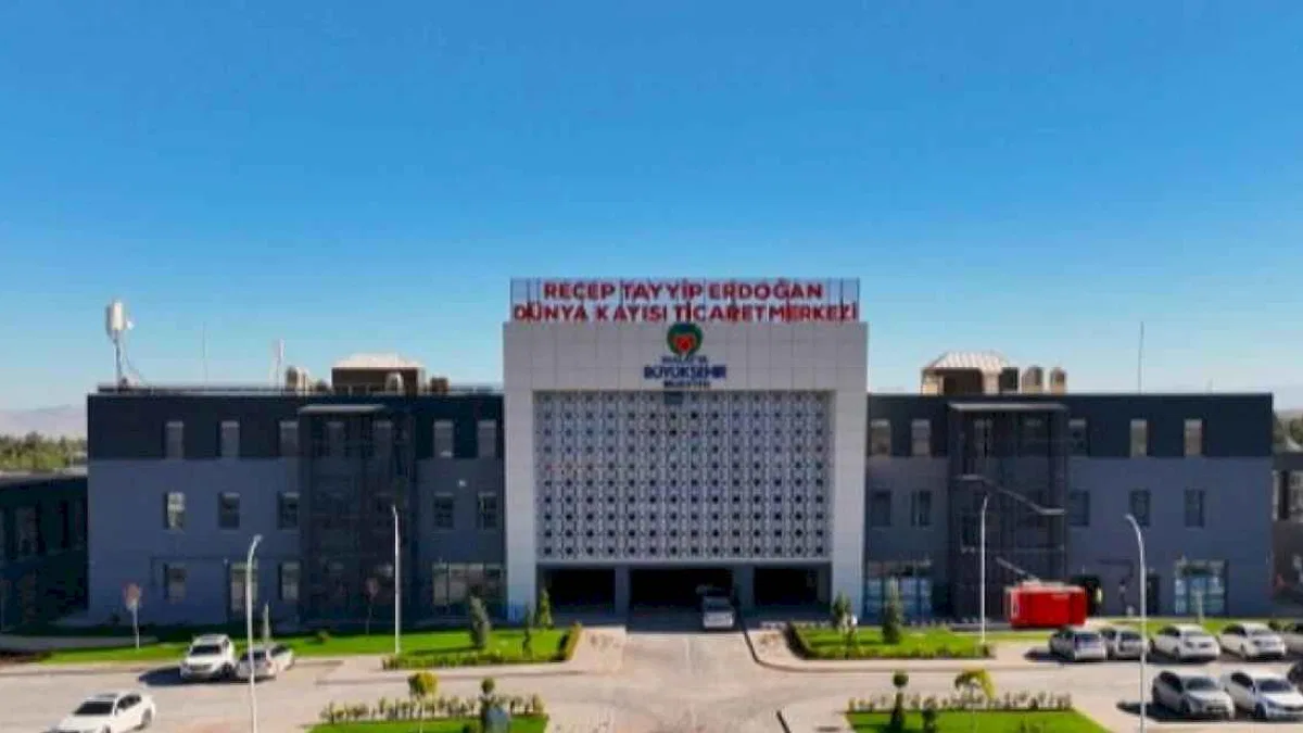 Recep Tayyip Erdoğan Dünya Kayısı Ticaret Merkezi hizmete girdi