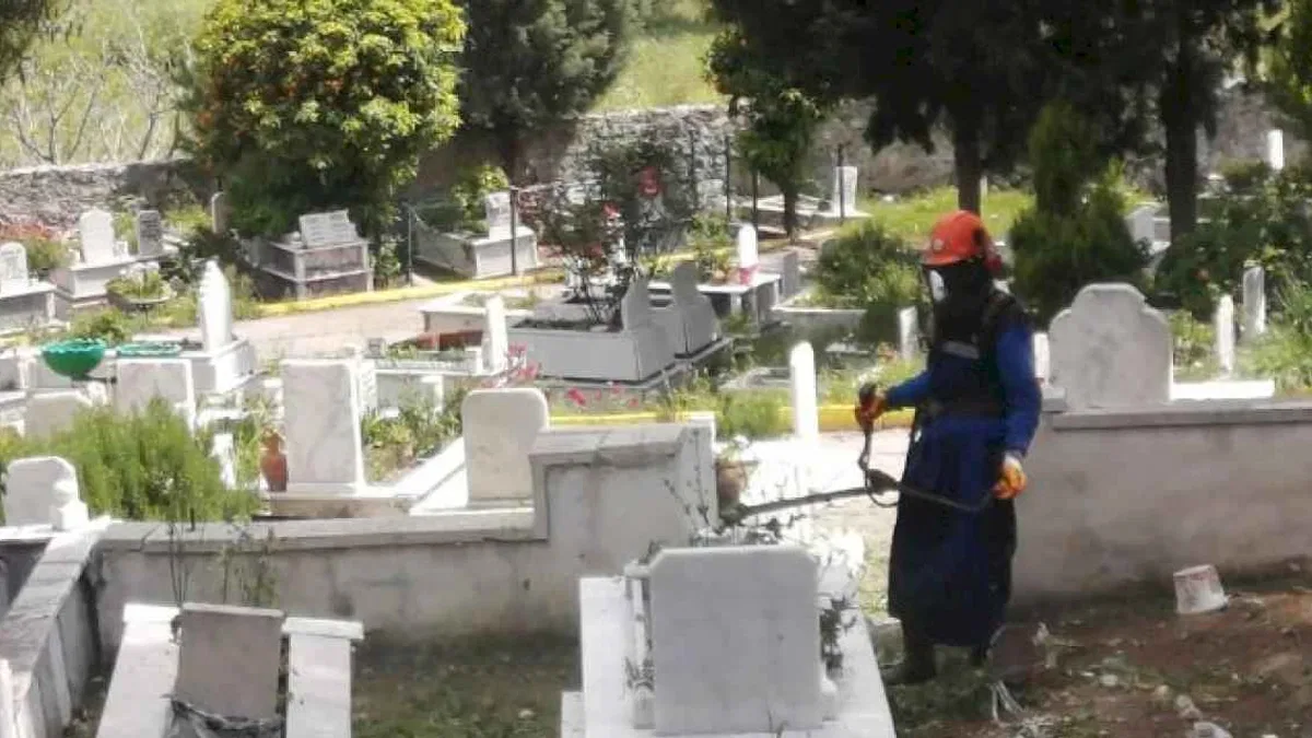 Muğla'da bayram öncesi mezarlık temizliği