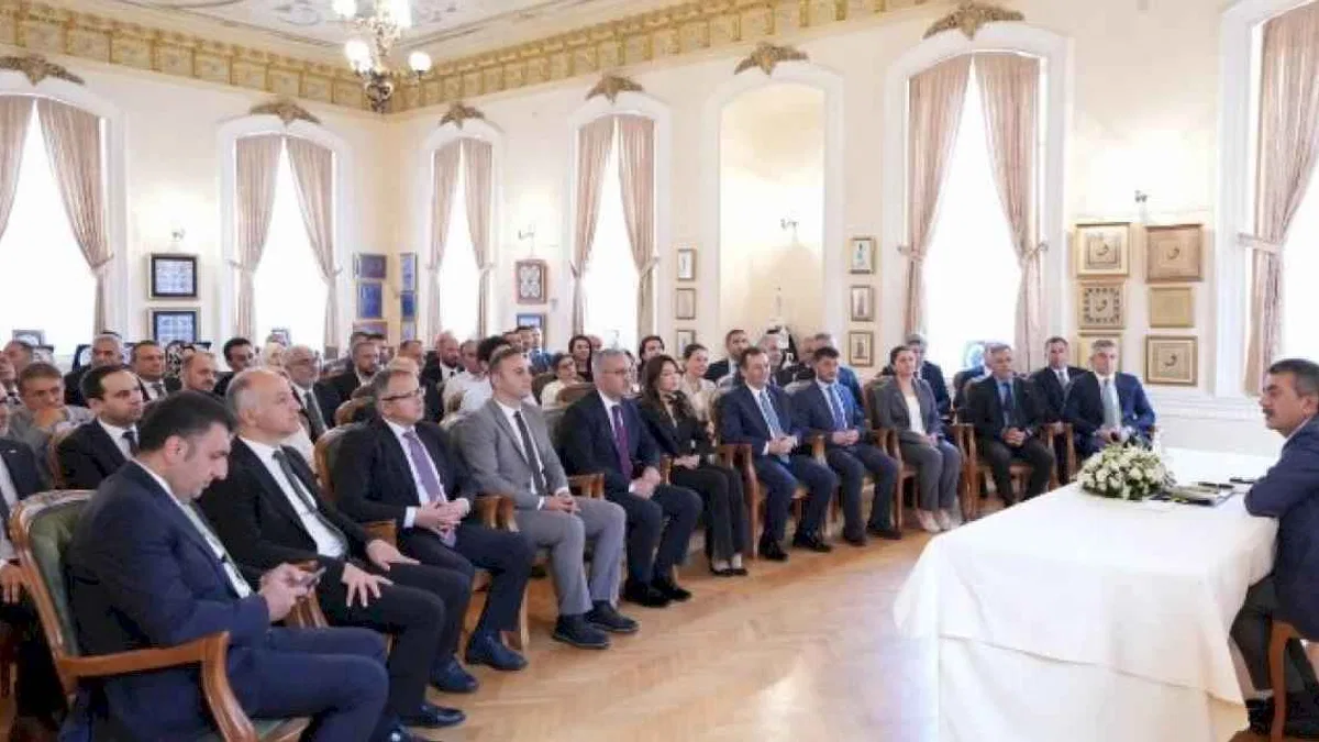 Bakan Tekin İstanbul'da okul yöneticileriyle buluştu