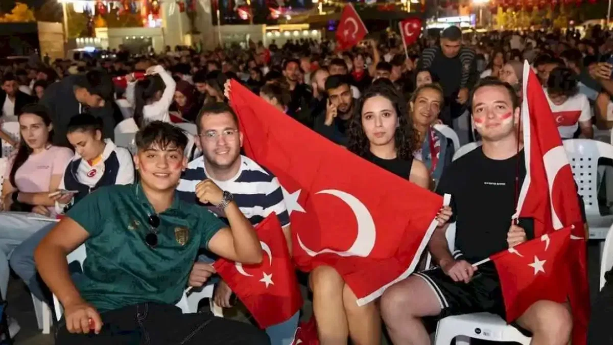 Kocaeli Kent Meydanı'nda yer gök kırmızı-beyaz