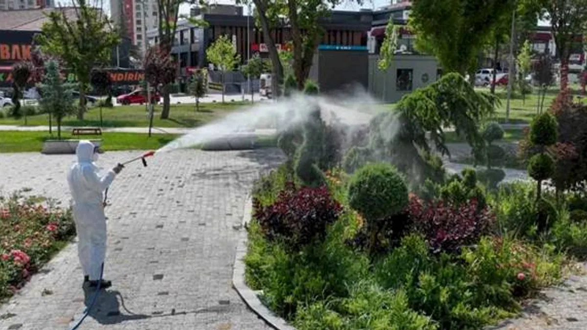 Konya'da yeşil alanları ilaçlamaya devam