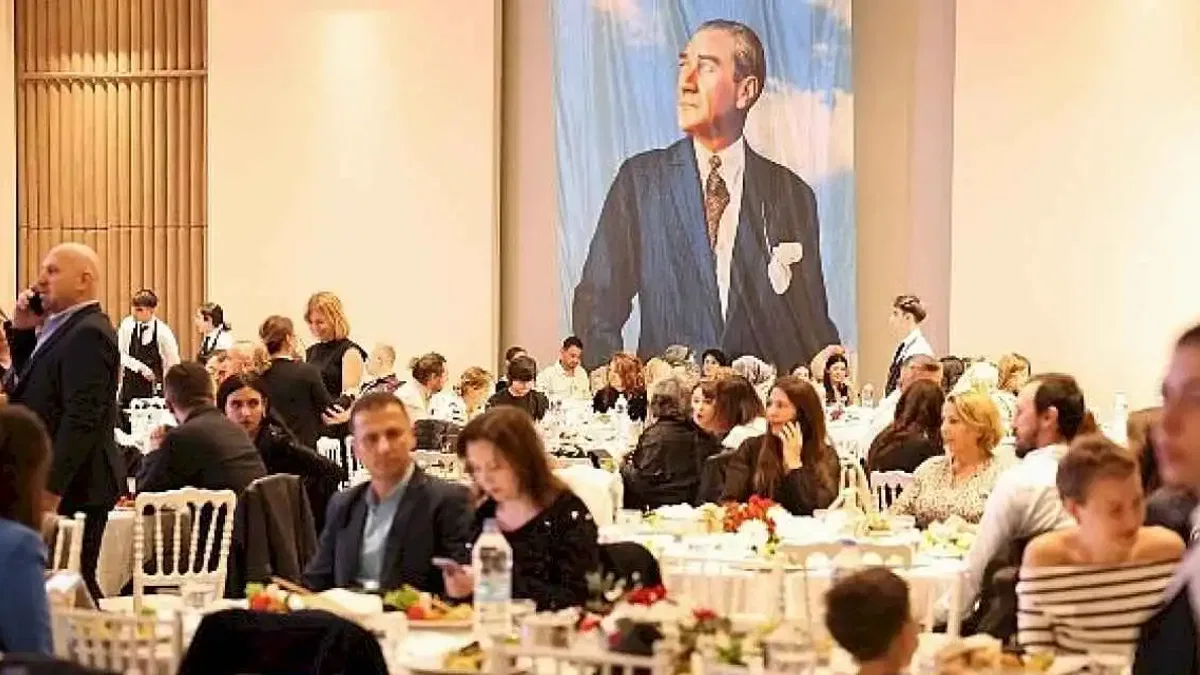 Çeşme'de 24 Kasım Öğretmenler Günü düzenlenen yemekle kutlandı
