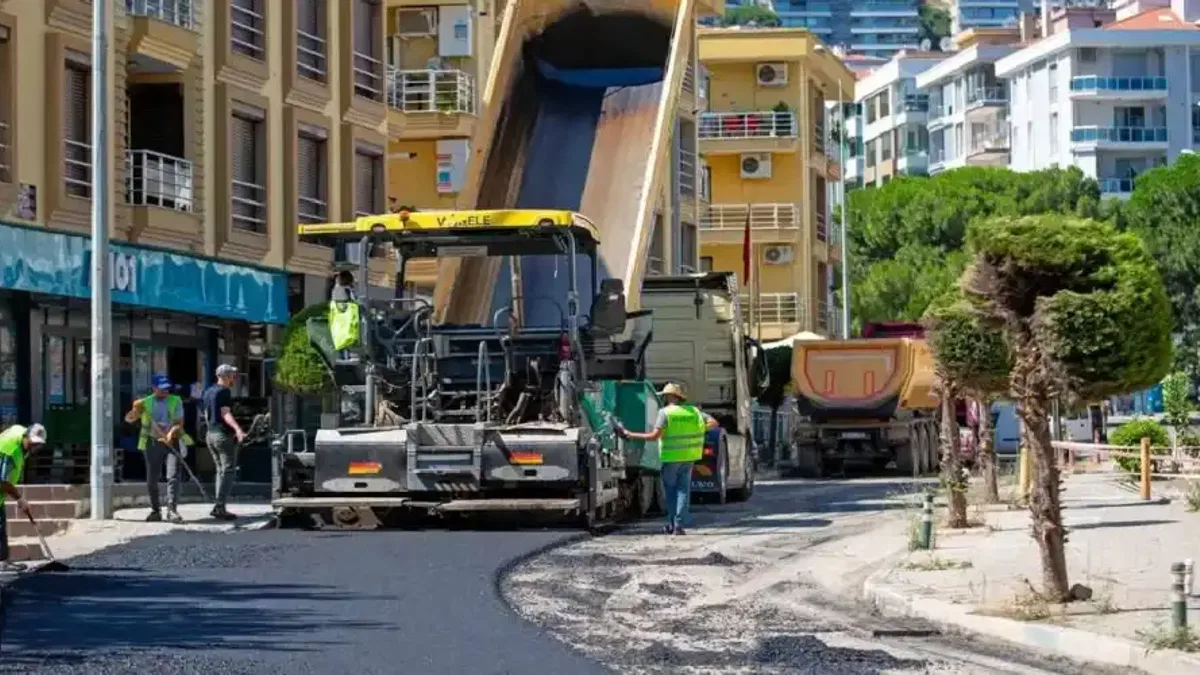 İzmir Narlıdere'de asfalt mesaisi hız kesmiyor