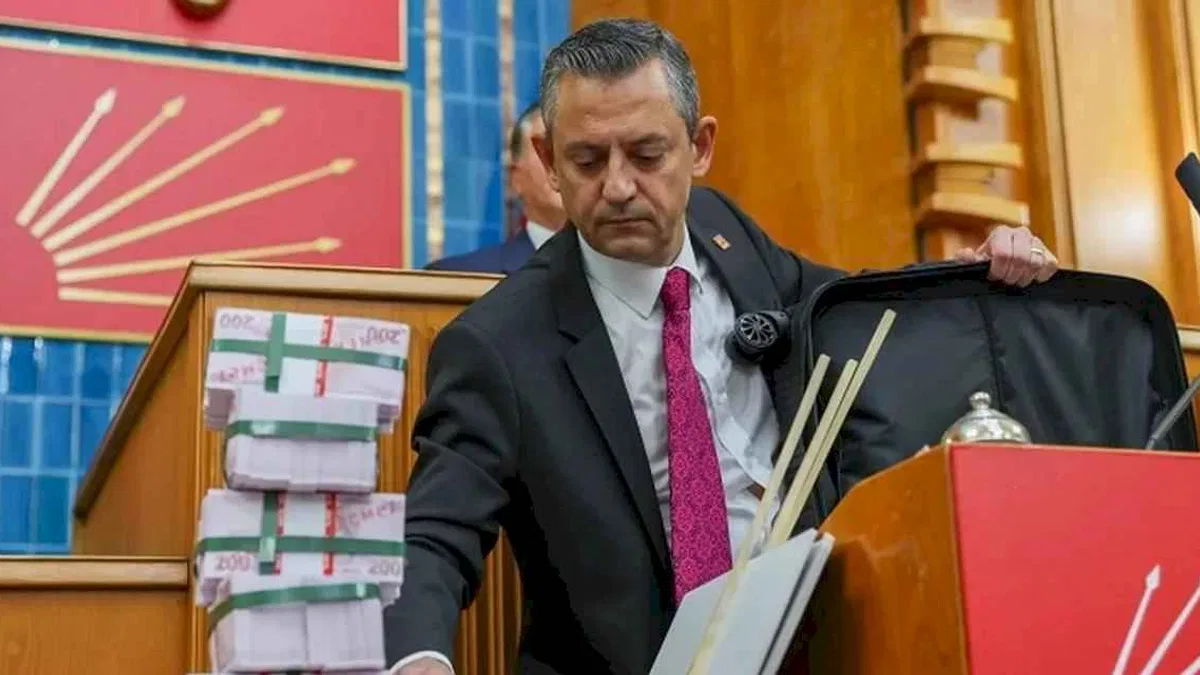 Deste deste banknotlarla 'Özel' gönderme! Özgür Özel: Parayı pul ettiler!