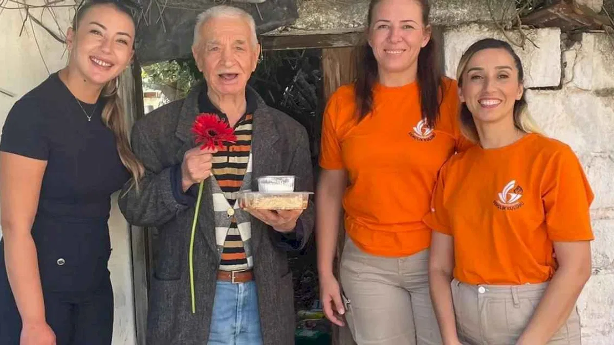 Dünya Yaşlılar Günü’nde gençlerden anlamlı ziyaretler