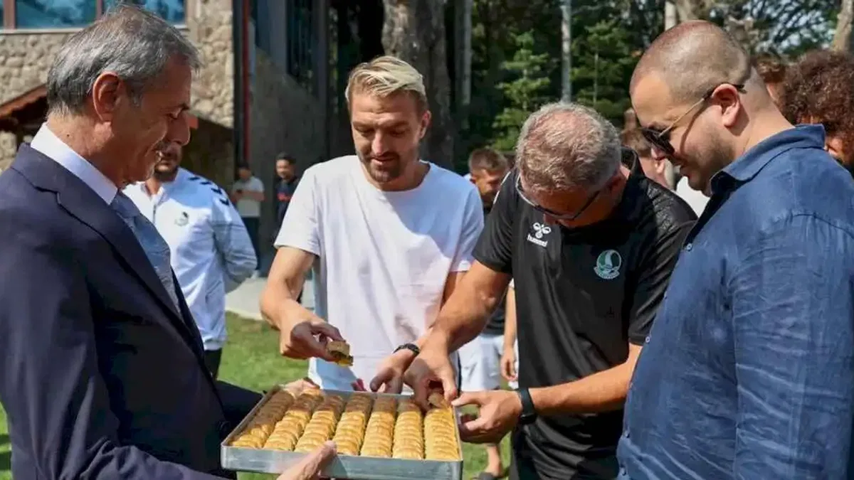 Başkan Alemdar'dan Bolu kampına baklavalı moral