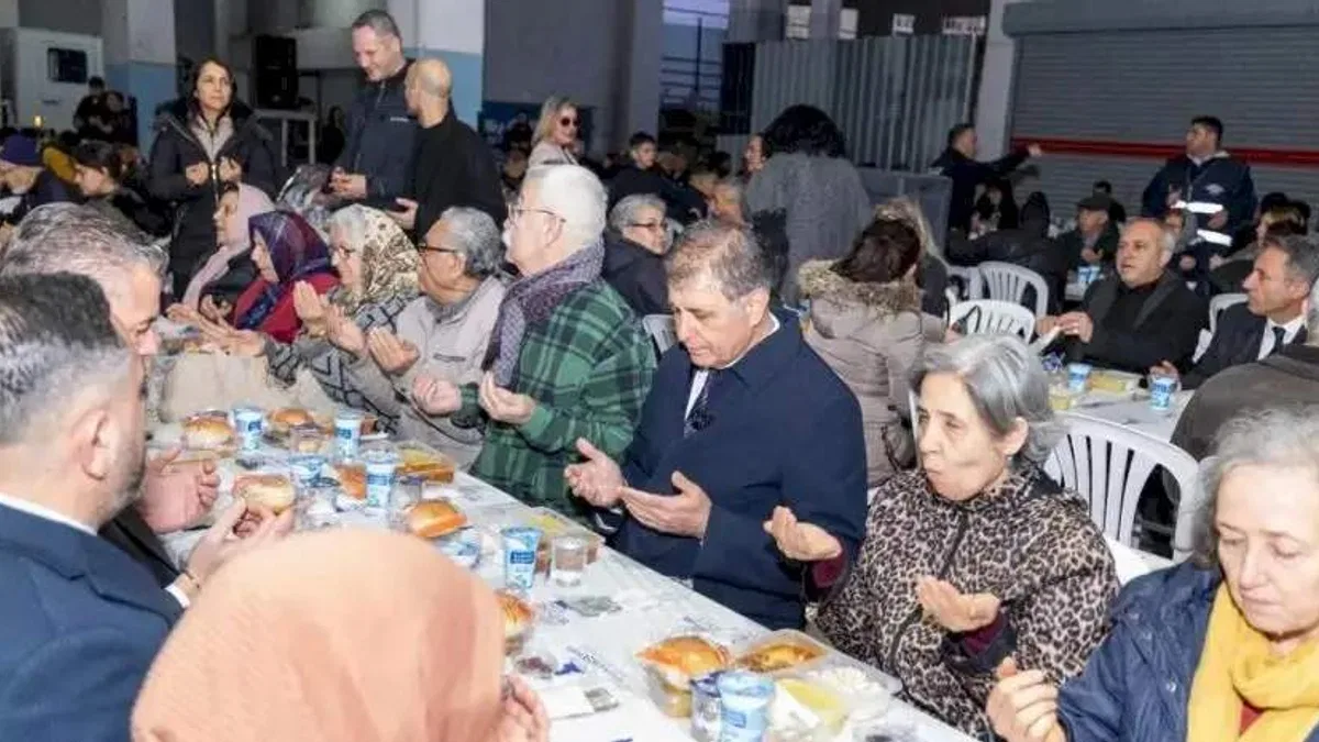 Başkan Tugay binlerce Bucalıyla aynı sofrada buluştu