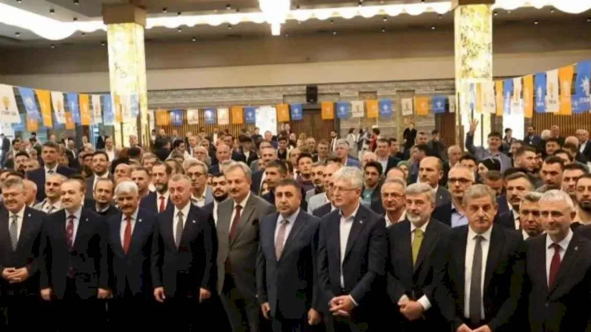 AK Partililer salona sığmadı: Milletin partisi olmaya devam edeceğiz