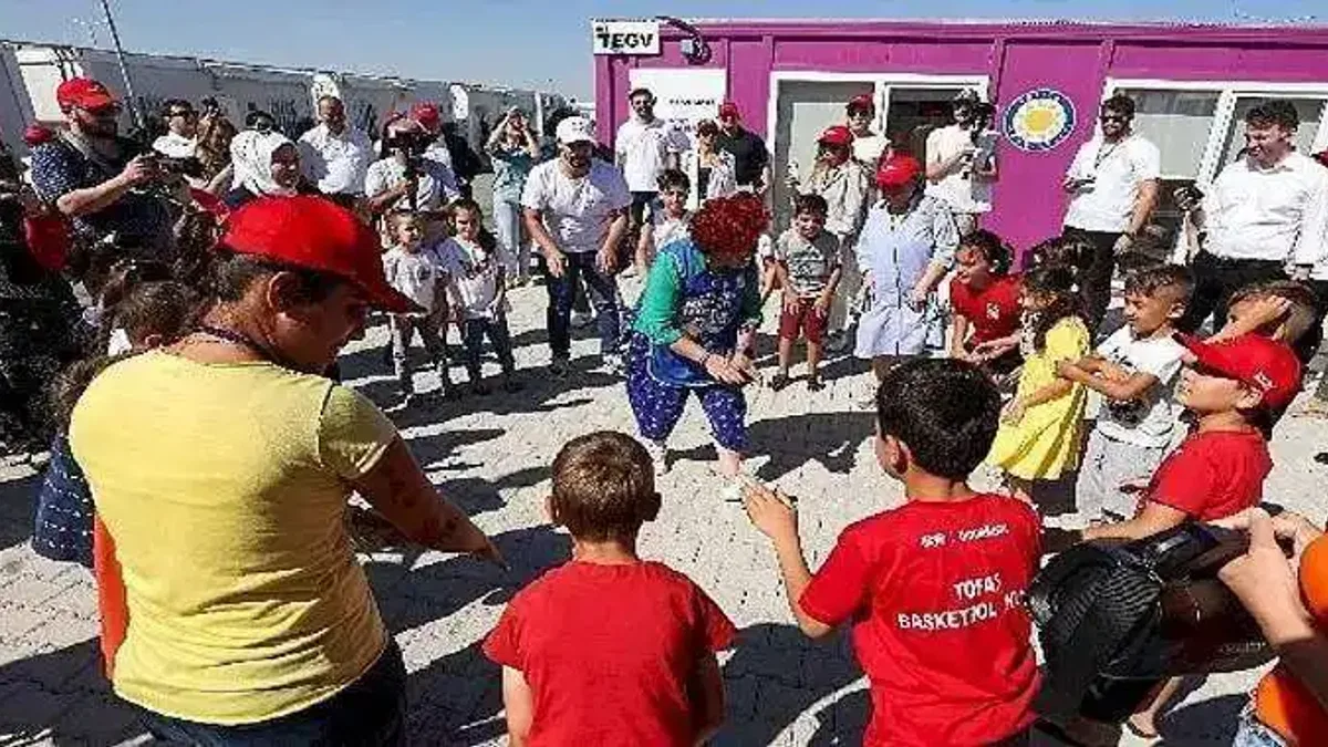 Koç Holding, Kahramanmaraş merkezli depremlerin ardından bölgede ilk günden bu yana yürüttüğü kapsamlı çalışmaları aralıksız sürdürüyor.