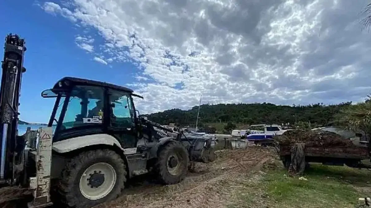 Ayvalık Belediyesi park ve bahçeler, temizlik ve fen işleri müdürlüklerine bağlı ekipler kent genelinde yaz sezonuna hazırlık çalışmalarını kesintisiz sürdürüyor
