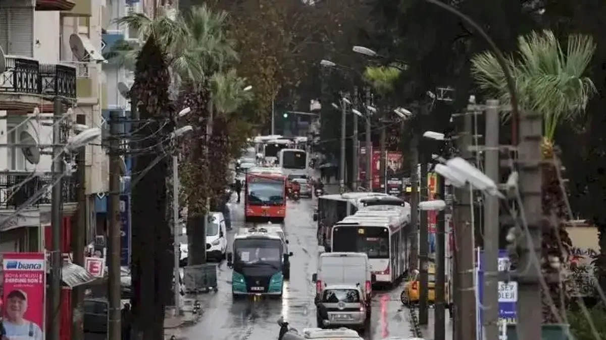 İzmir Özmen Caddesi'ndeki yeni altyapı yağmur sınavından geçti