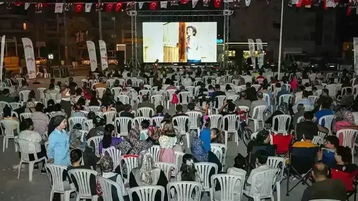 Mersin Tarsus’ta açık hava sinema keyfi