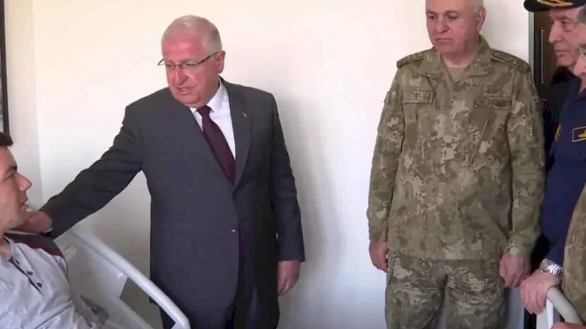 Metan gazından zehirlenen askerler GATA’da ziyaret edildi