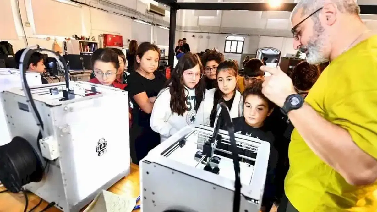 İzmir'de geleceğin fikir temelleri FabrikaLab'da atıldı
