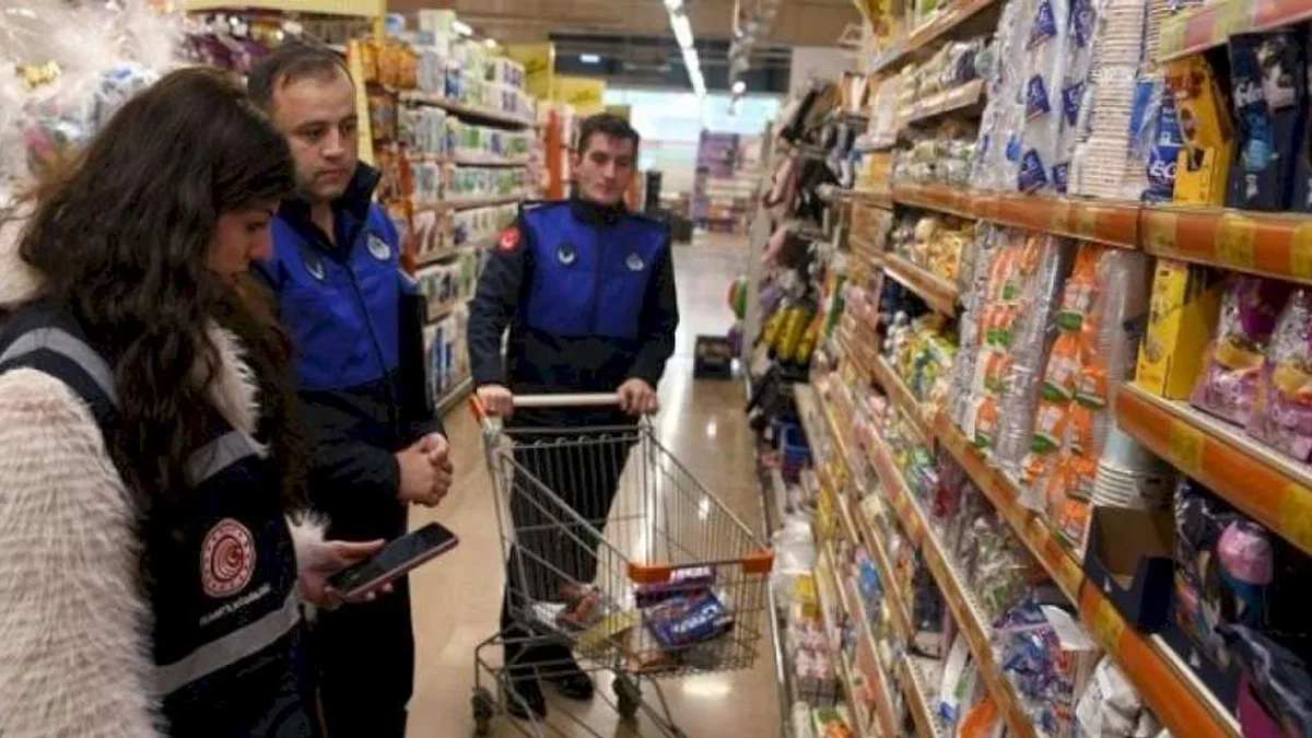 Çayırova Zabıtası’ndan market denetimi