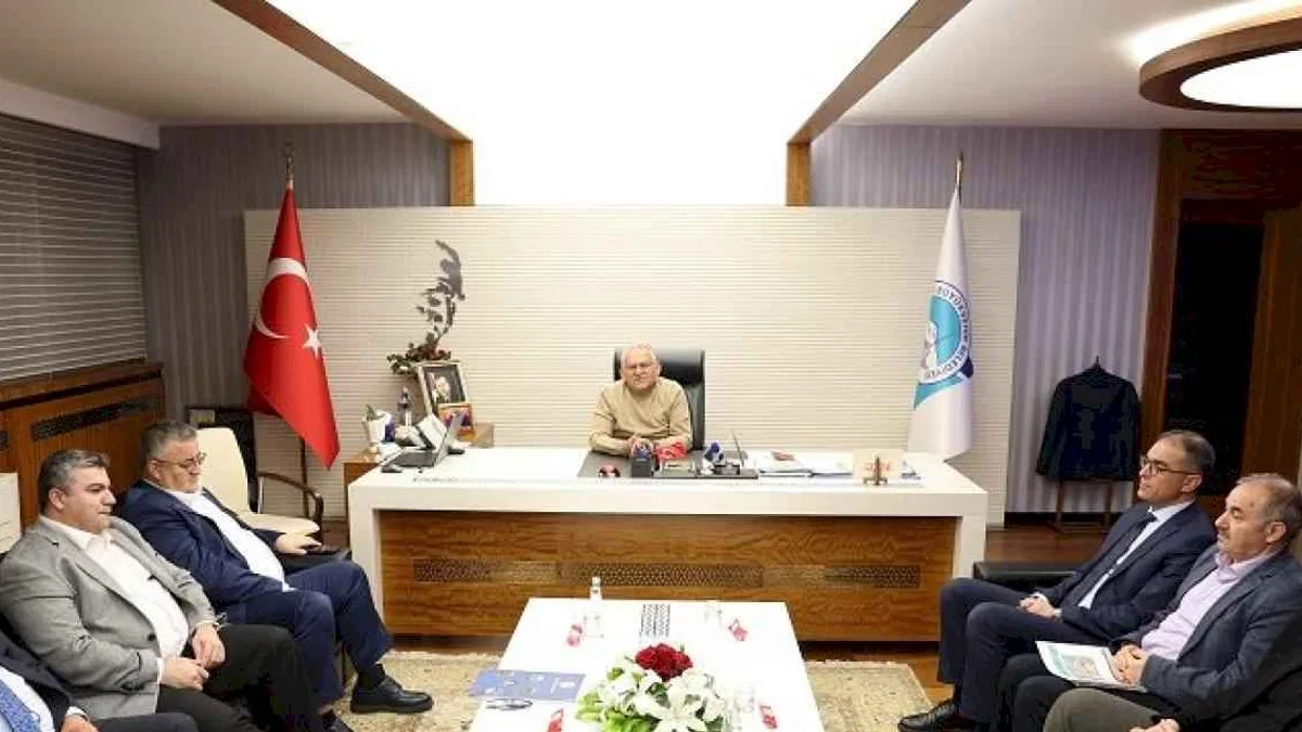 Kayseri Büyükşehir kurmaylarının gece mesaisi