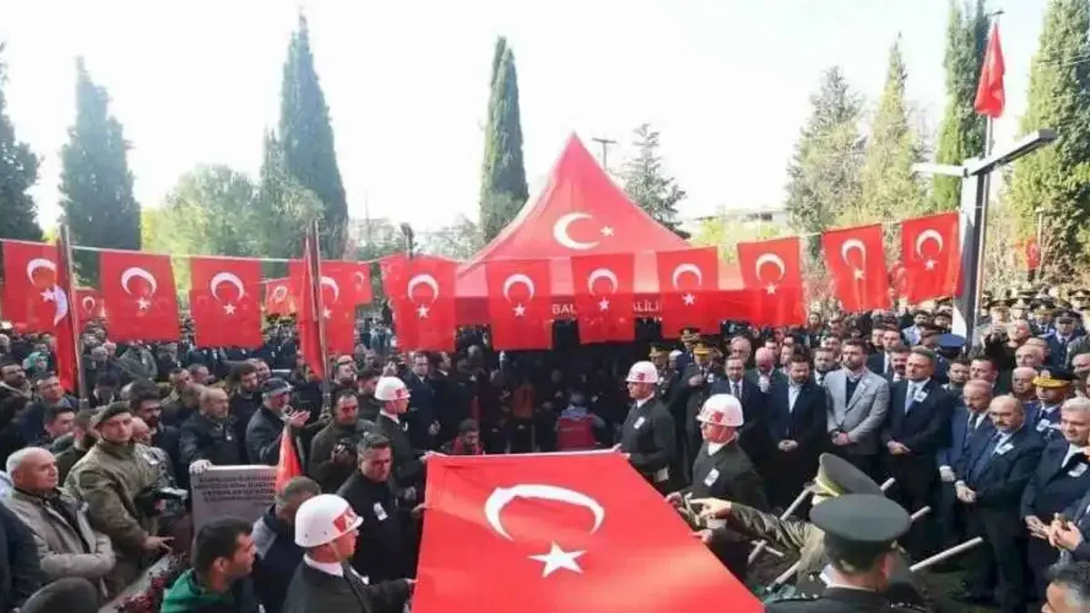 Balıkesir, şehit Uzman Çavuş Emre Sayın'ı son yolculuğuna uğurladı