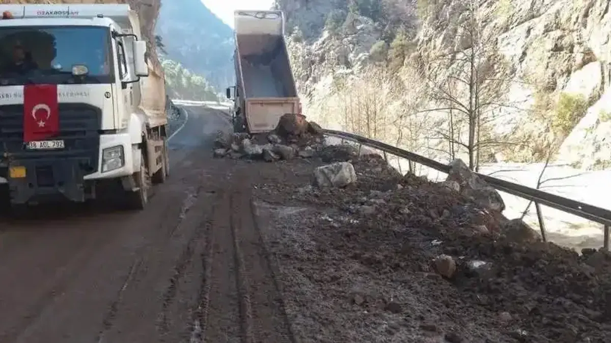 Kayseri Büyükşehir'den kar ve selle sıkı mücadele