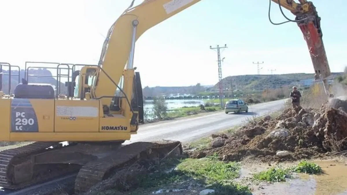Antalya Büyükşehir Belediyesi ekiplerinden yol mesaisi