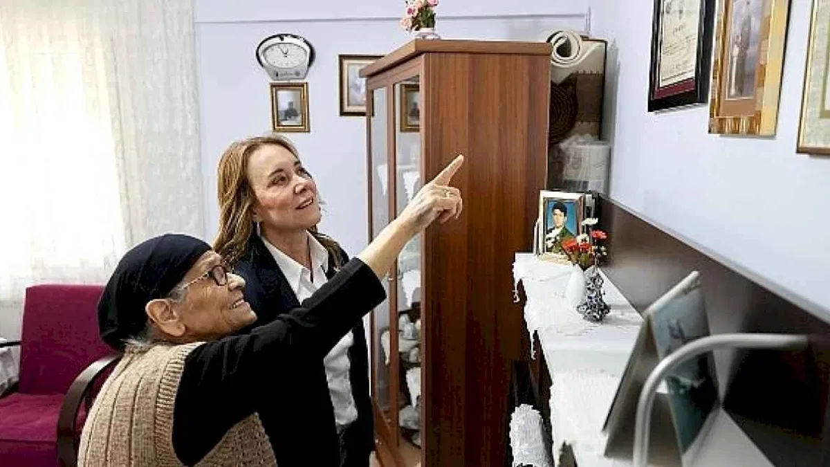 Konak Belediye Başkanı Nilüfer Çınarlı Mutlu'dan Anneler Günü'nde şehit annesine anlamlı ziyaret