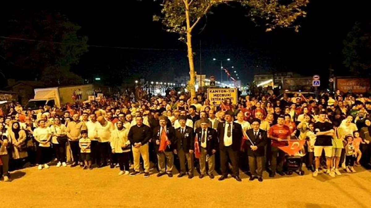 Mustafakemalpaşa'da sokaklar fener alayı ile aydınlandı.