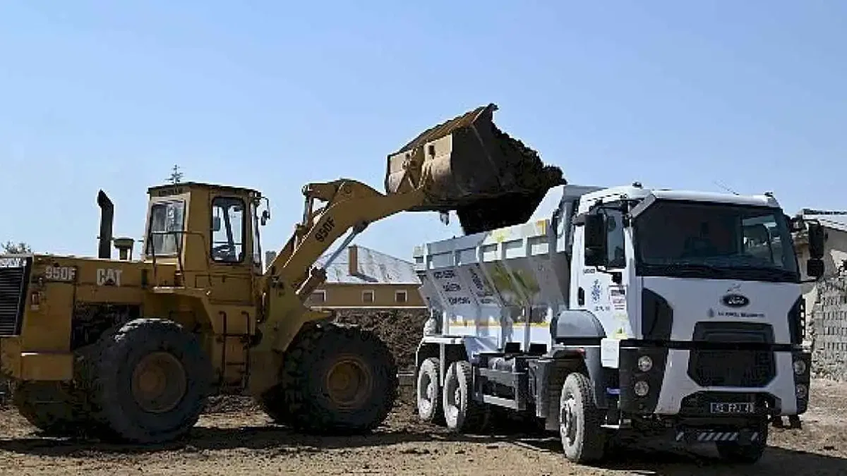 Selçuklu Belediyesi'nden 'Kamyon Üzeri Gübre Dağıtım Makinesi' hizmeti