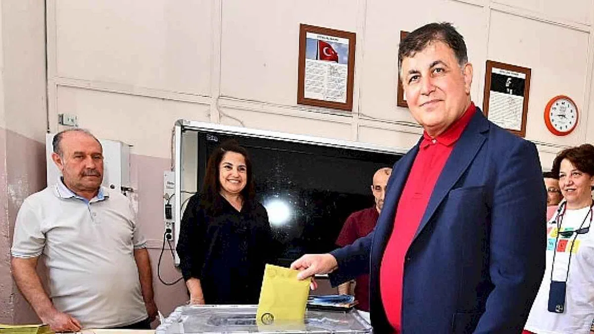 Başkan Cemil Tugay İzmir Tabip Odası seçimlerinde oyunu kullandı