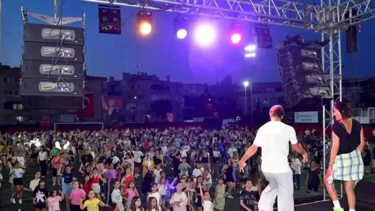 İzmir Çiğli müziğe ve dansa doydu