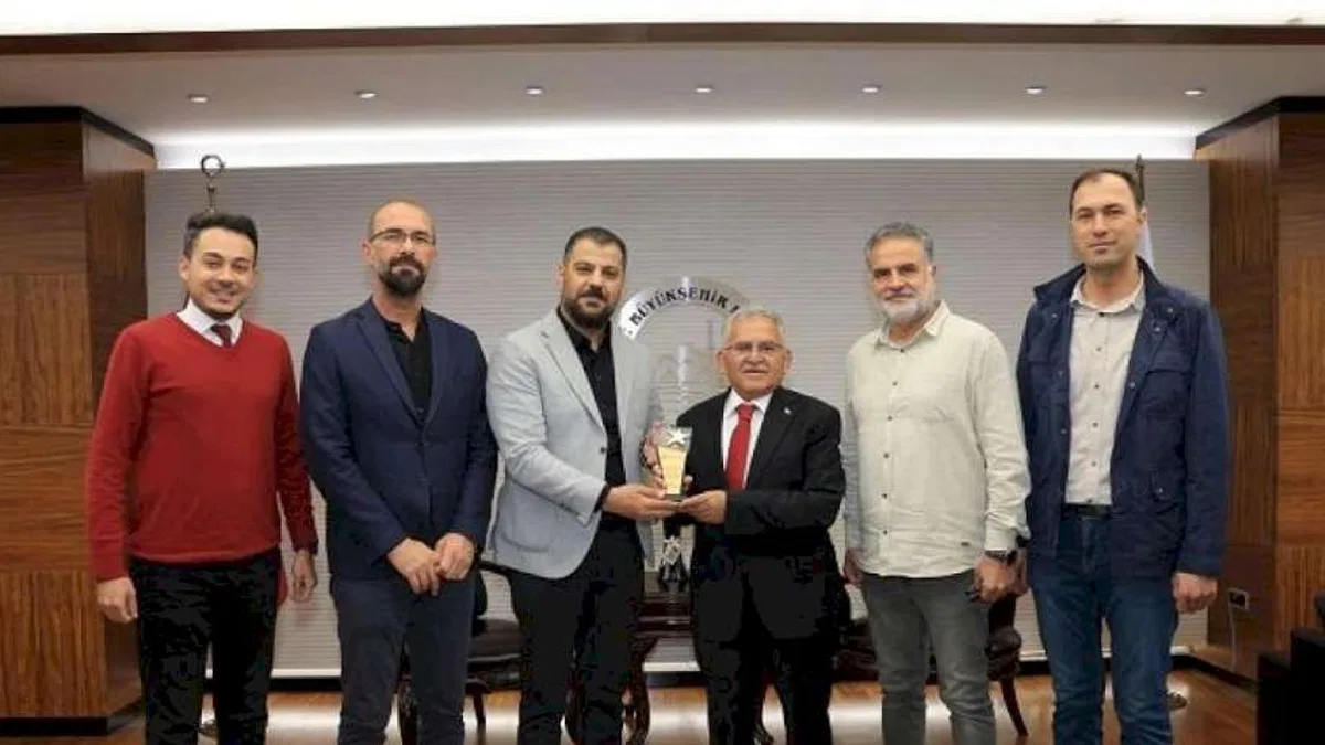 KAYMOS yönetiminden Büyükkılıç'a plaket