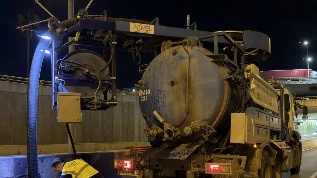 Antalya'da yağmur suyu hatları gece mesaisiyle temizleniyor