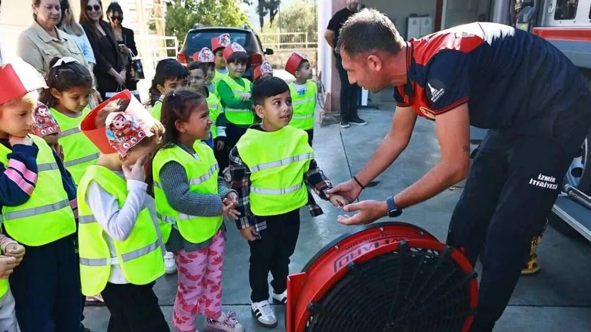 Efes Selçuklu minikler itfaiye istasyonunda uygulamalı eğitim aldı