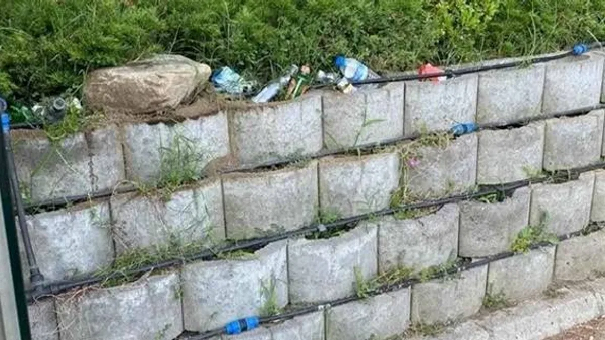 Vatandaş çöp konteyneri olmayan duraktan şikayetçi
