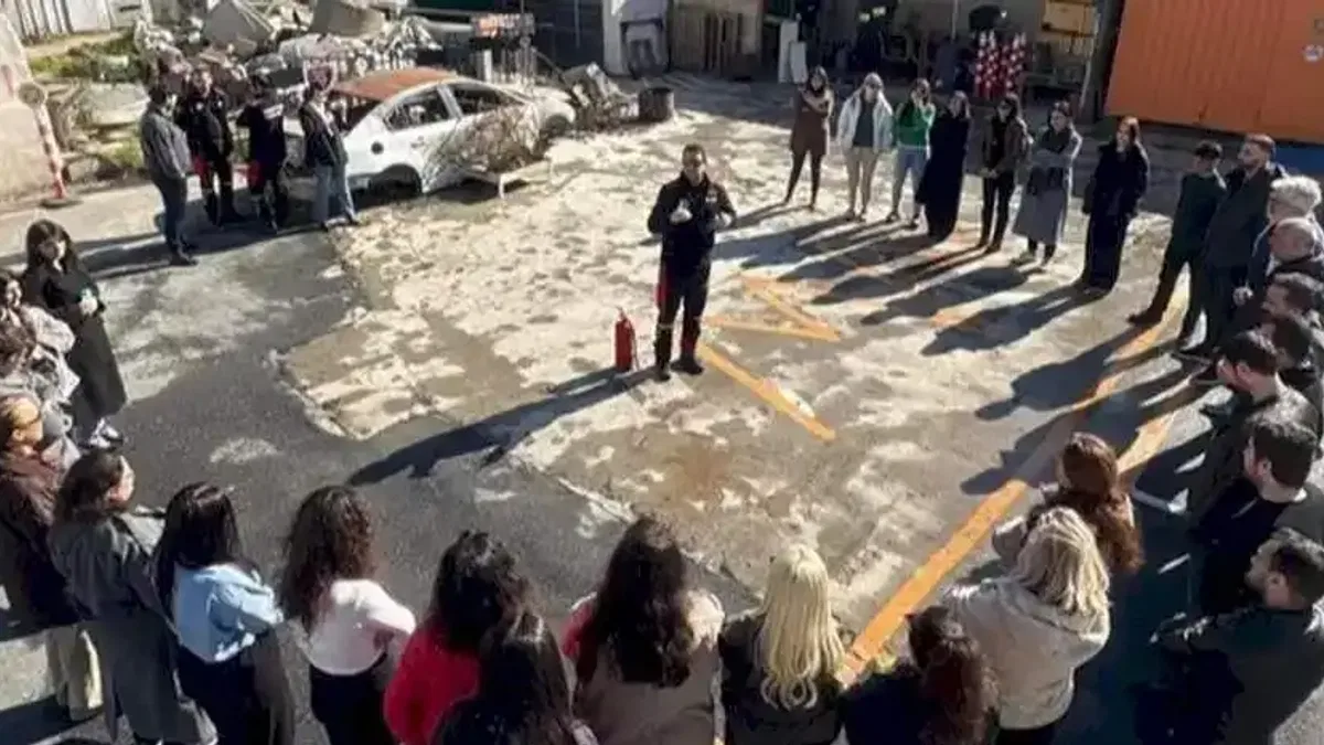 İstanbul Maltepe'de öğretmenlere yangın müdahale eğitimi verildi