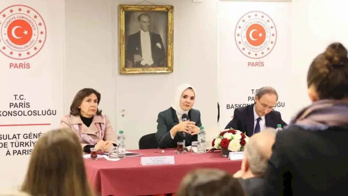 Bakan Göktaş Paris'te Türk vatandaşlarla buluştu