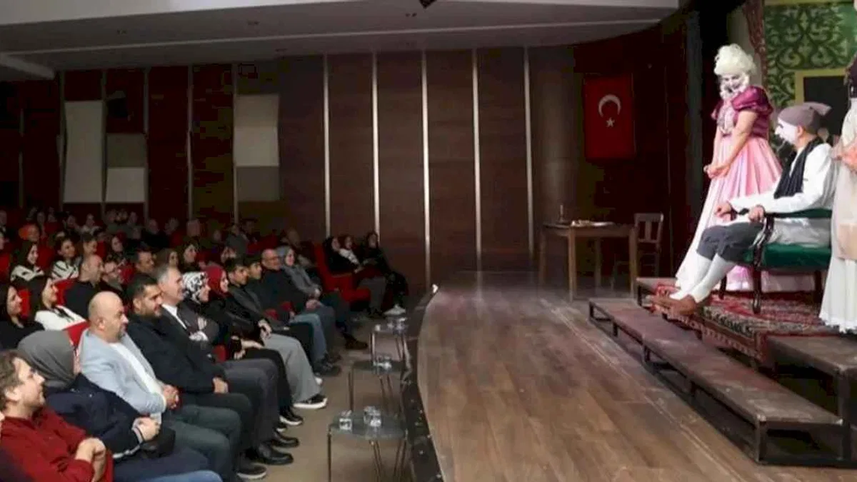 Bursa İnegöl'de 'Hastalık Hastası' seyirciyle buluştu