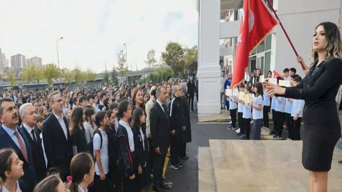 Okullarda şehitler için saygı duruşu