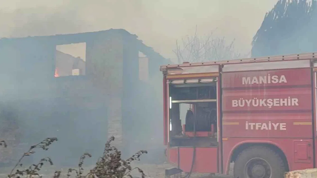 Gördes’te yangınla mücadele sürüyor