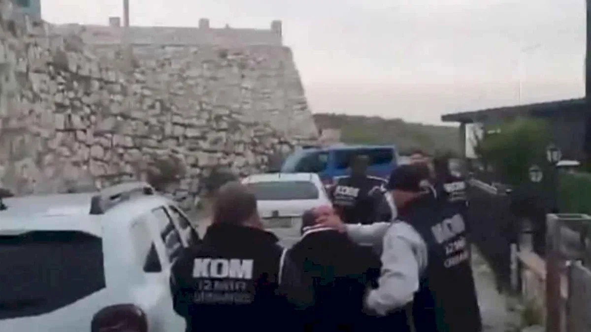 İzmir'deki 'Mahzen'de 8 gözaltı!