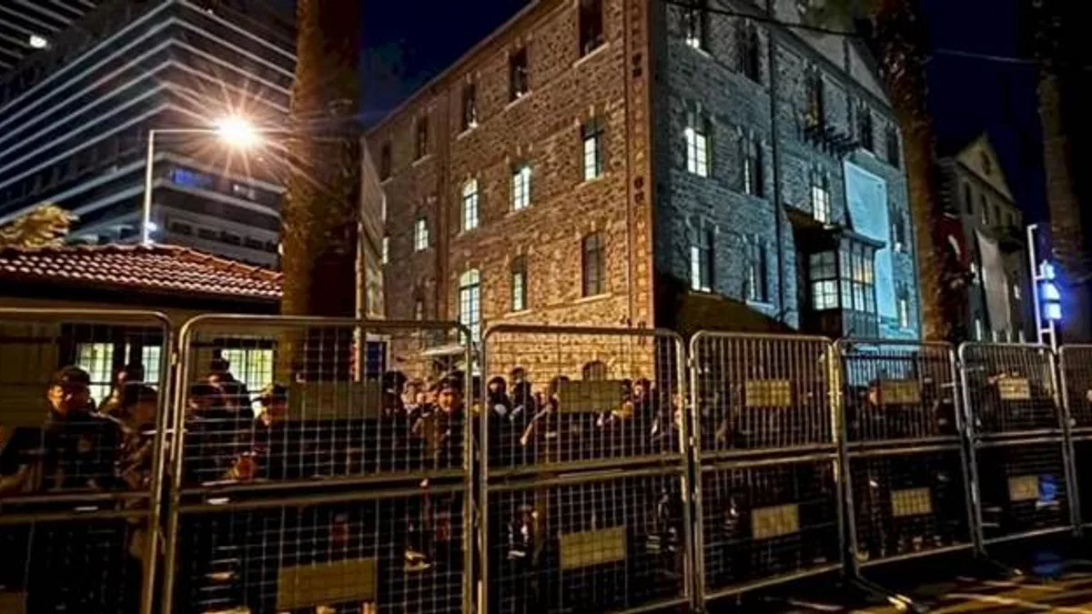 İzmir Meslek Fabrikası'na polis kuşatmasında tahliye girişimi! Başkan Tugay: Bu mülk İzmir halkınındır
