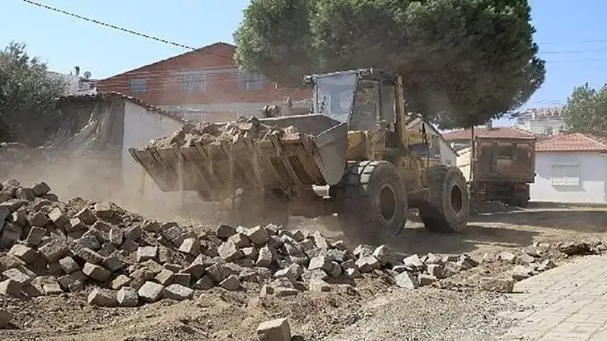 Burhaniye Belediyesi, 7 ayrı noktada eş zamanlı yapılan yol çalışmalarına devam ediyor!