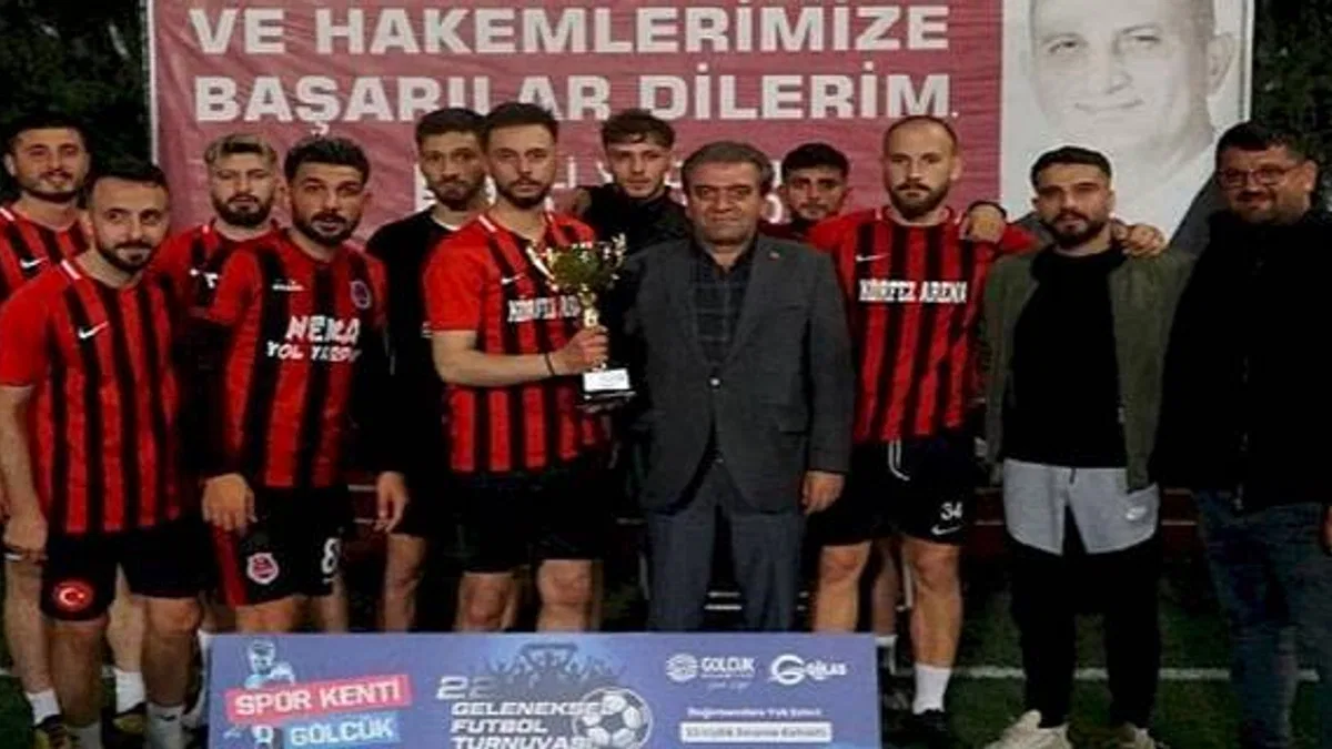 Gölcük Belediyesi 22. Geleneksel Futbol Şöleni'nde Körfez Arena'yı 3-0 yenen Azat İnşaat şampiyon oldu