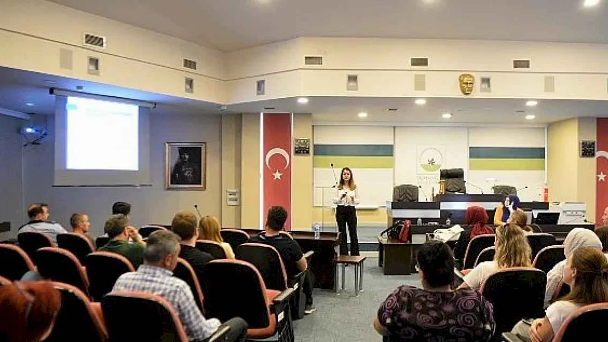 Belediye personeline sağlıklı beslenme ve ofis ergonomisi eğitimi